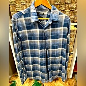 Banana republic men’s button up flannel shirt, size large, navy blue and black